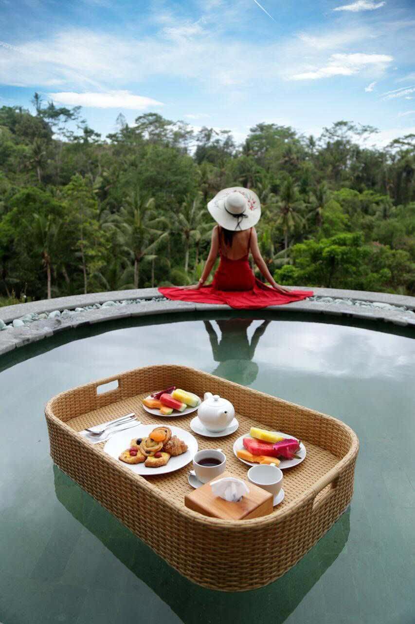漂浮早餐經典背影——紅洋裝坐在泳池邊配上整片綠色叢林