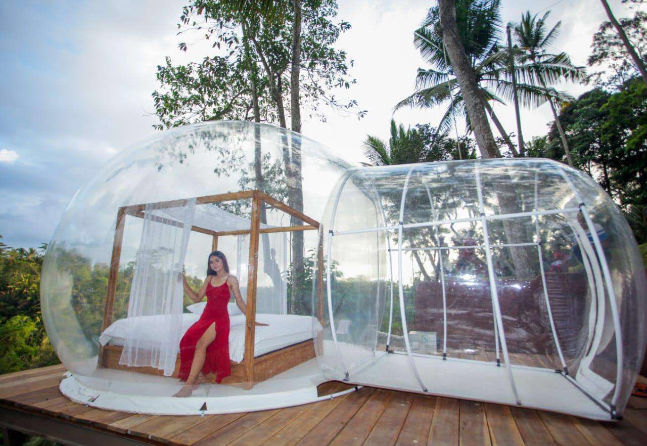 紅洋裝配泡泡屋,反差感強烈但意外好看