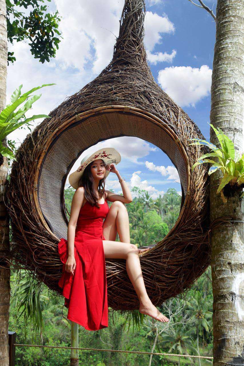 紅洋裝 + 草編遮陽帽是這裡的經典搭配
