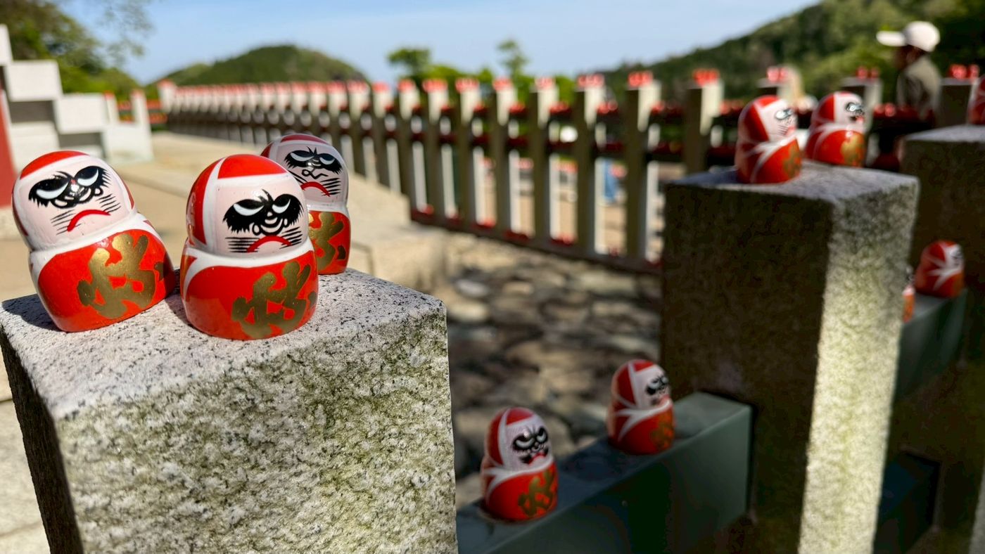 石柵欄上一整排,背後是山景,光看就覺得每個人的願望都有機會被看見