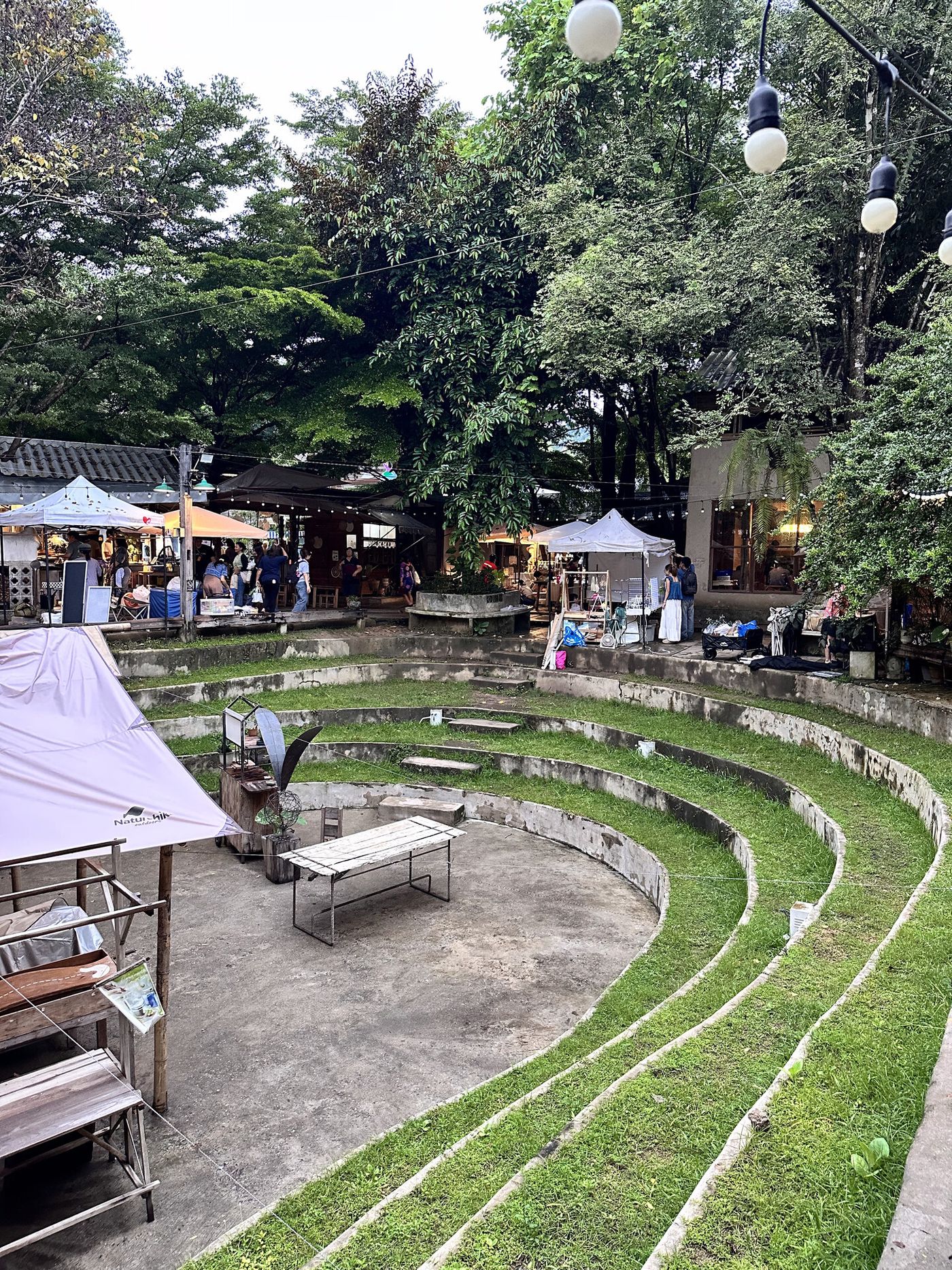 這個半圓形階梯是整個藝術村的中心,靈感據說是來自希臘古劇場