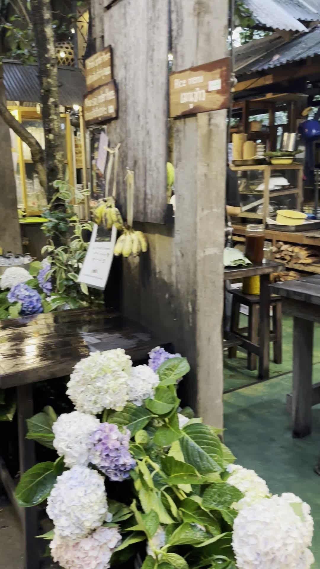 每個角落都有花、有香草、有手寫牌子——每間店的老闆都明顯是認真在過日子的人