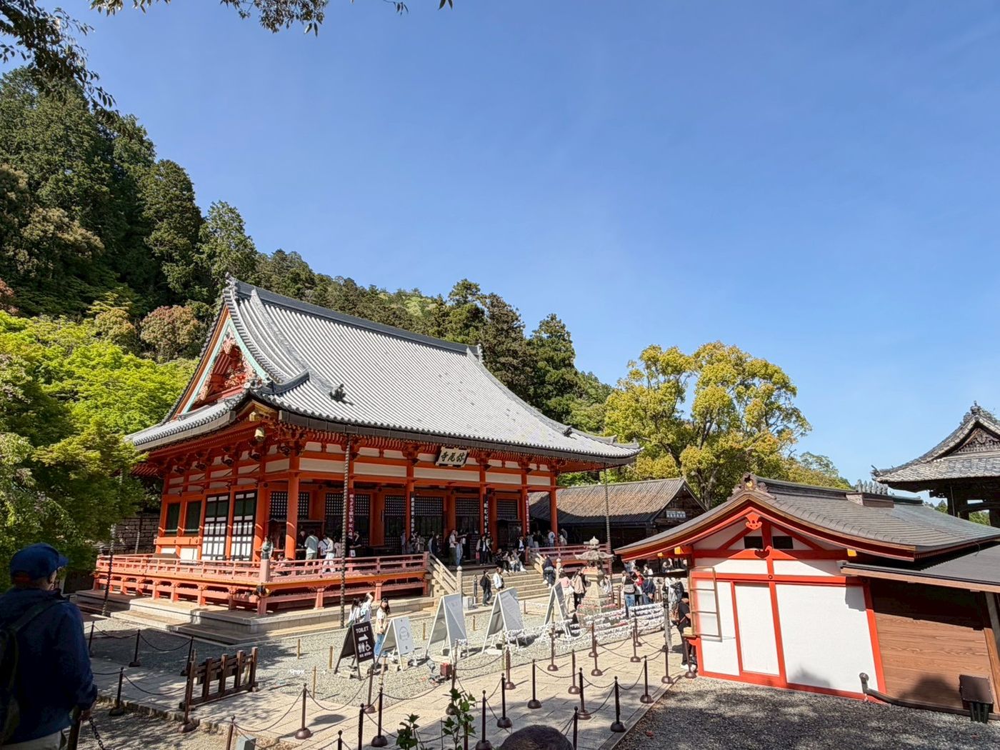 勝尾寺本堂,紅色木造建築、山林環抱,標準的平安時代美學