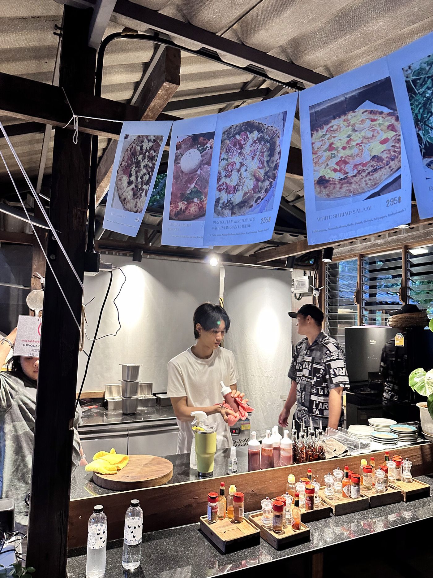 柴燒披薩、泰式甜品、冷萃咖啡都有,價格比古城親民