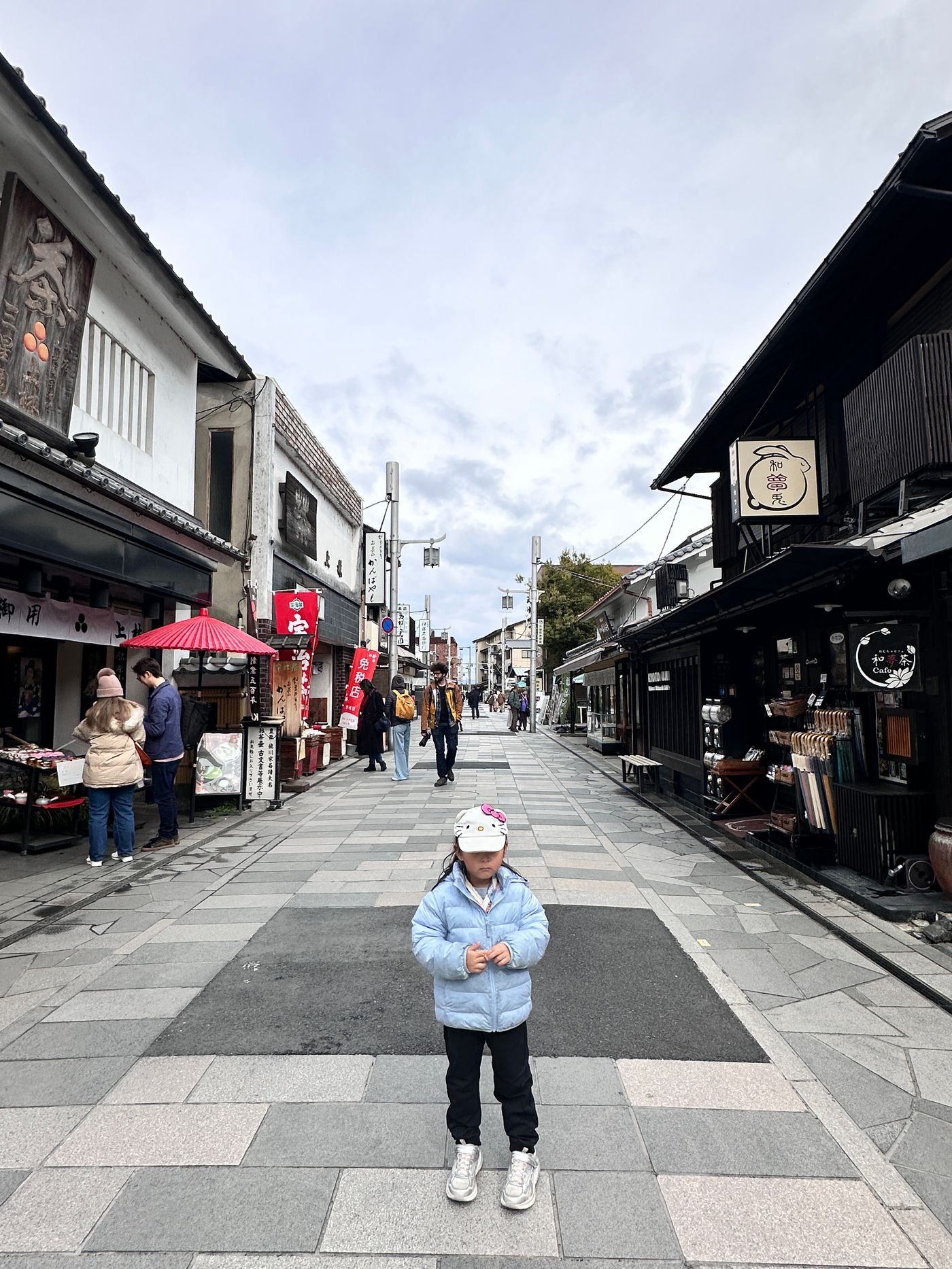 喝完一杯星巴克宇治抹茶拿鐵 + 一碗抹茶冰淇淋的代價——舌頭被徹底染綠