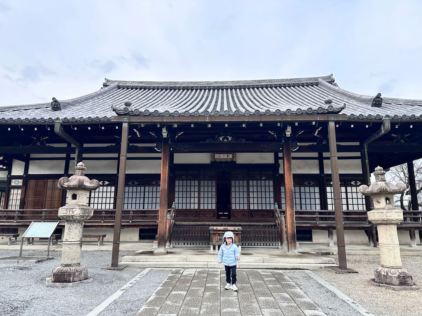 女兒站在其中一座主殿前——這個尺度很適合拍到連人帶建築