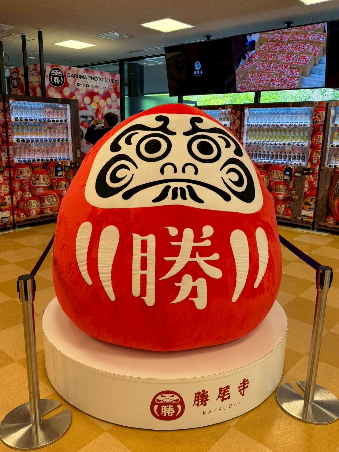 走進園區第一個遇見的——超大隻「勝」字達摩,胸口寫著一個大大的勝字