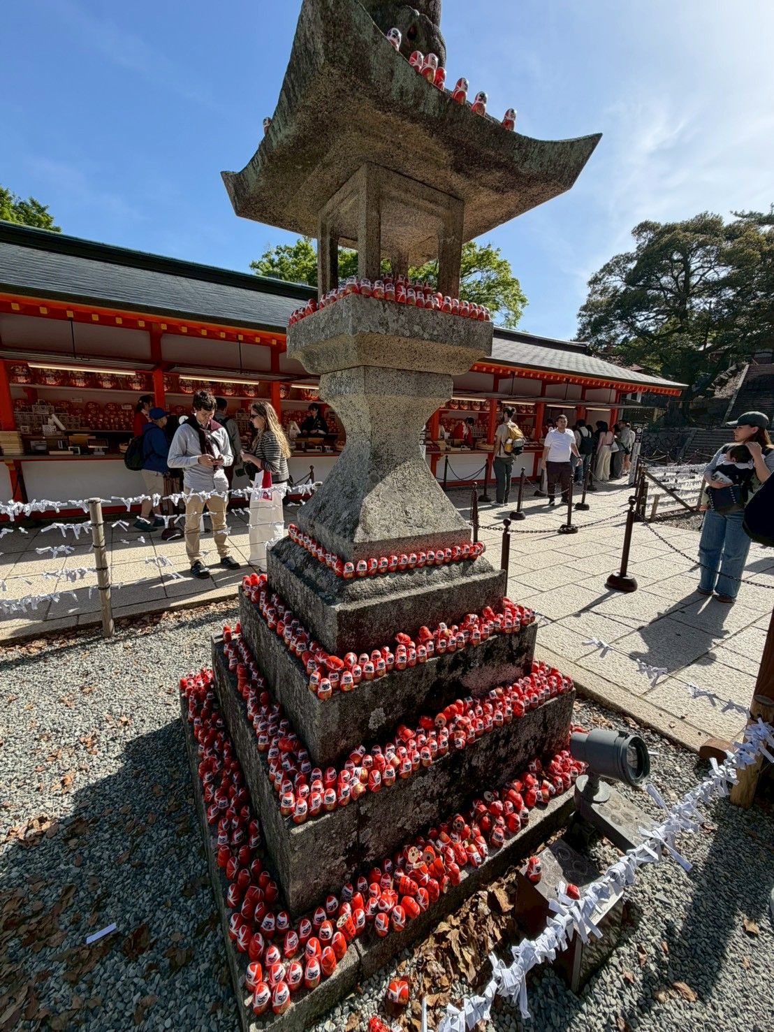 石燈籠塔下的達摩方陣,對稱而莊嚴