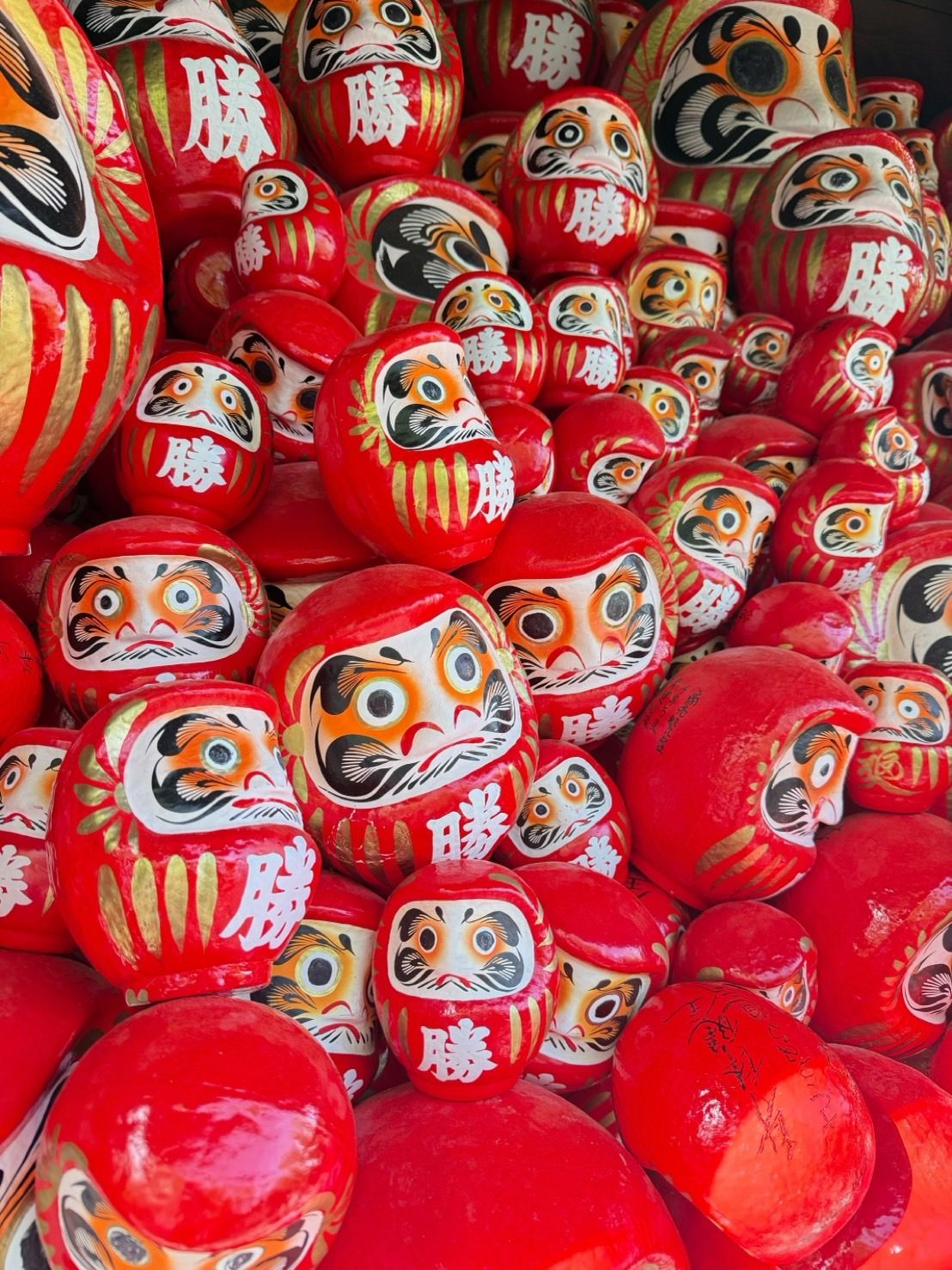 從下面往上看,每一尊都是某個人真心寫下的願望——有人考上第一志願、有人瘦下來、有人創業成功