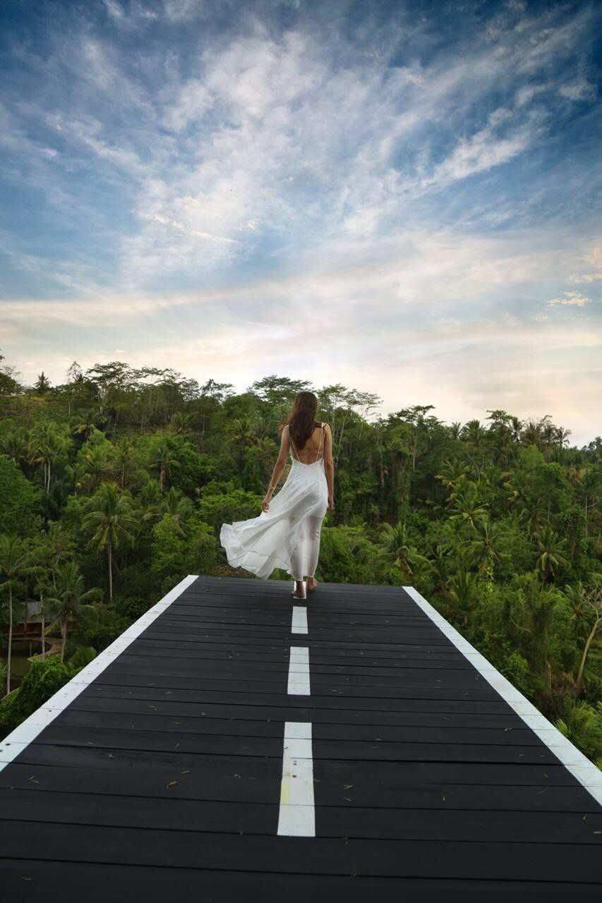 這條黑色伸展台前方就是一望無際的烏布叢林——標準「逆光白洋裝」模板