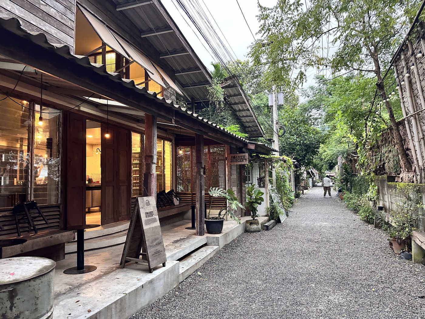 碎石小徑兩邊都是木造小屋,光走過去就很想每一間都停下來看看