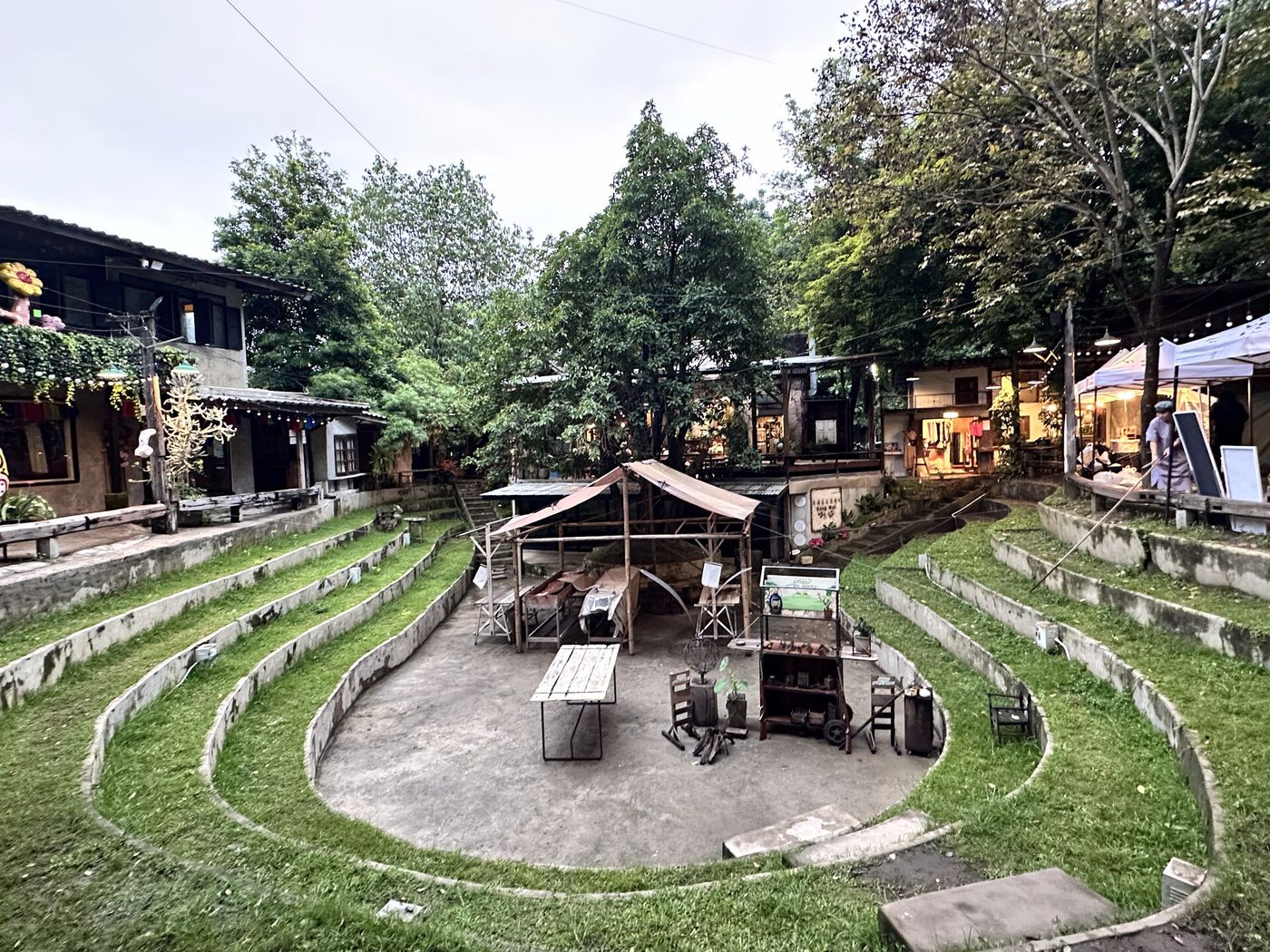 換個角度看,晚一點燈亮起來更美