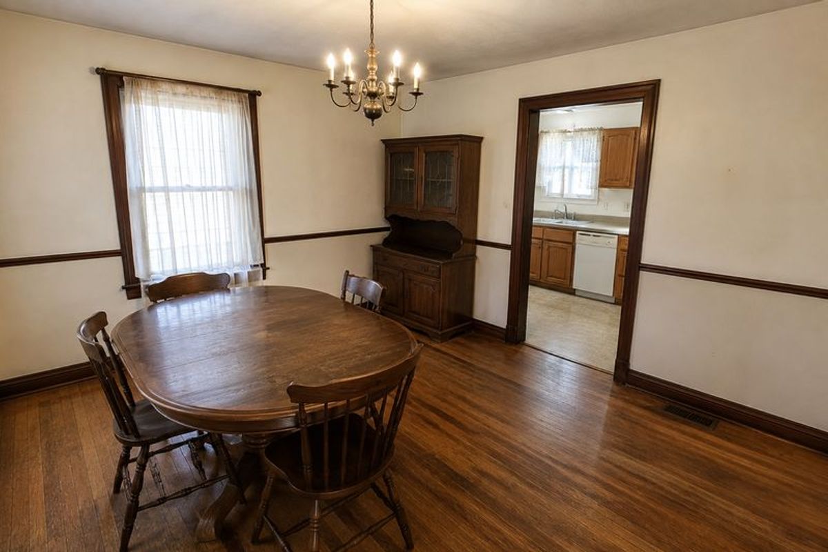 A formal dining room with estate furniture left in place