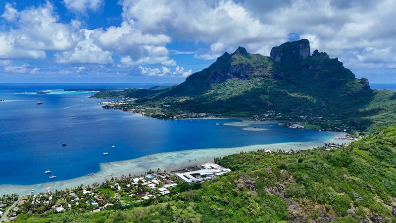 Tahiti Tourisme — Gateway to the South Pacific's Finest Cruising Grounds