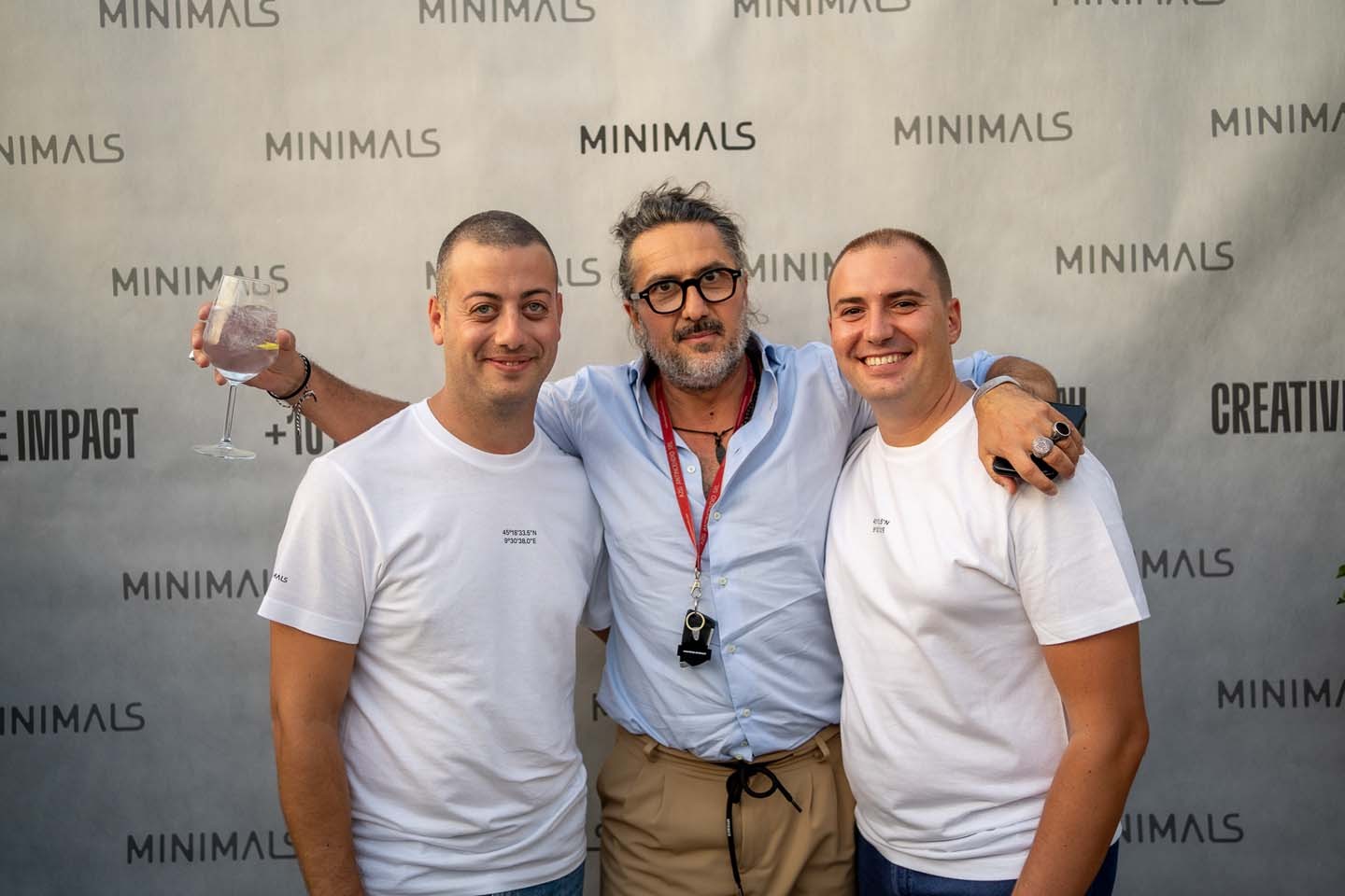 Scatto ricordo con gli ospiti davanti al pannello celebrativo dei 10 anni di Minimals.