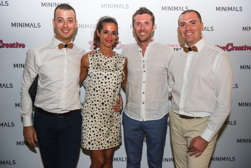 Foto con gli invitati di Minimals per i suoi 5 anni