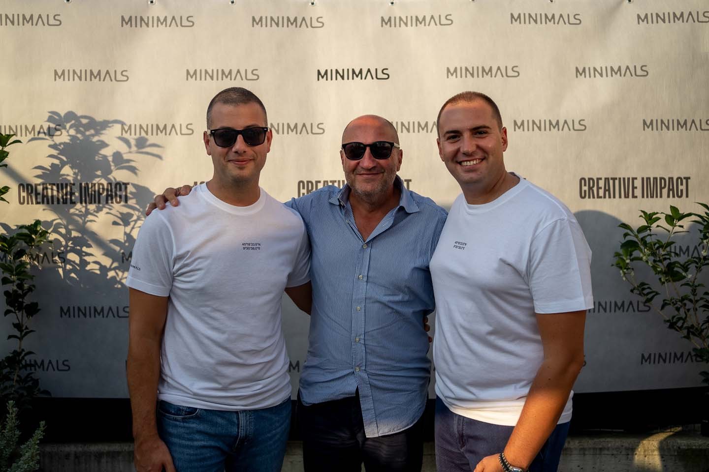 Stefano e Emanuele foto ricordo con gli invitati per i festeggiamenti dei 10 anni di Minimals