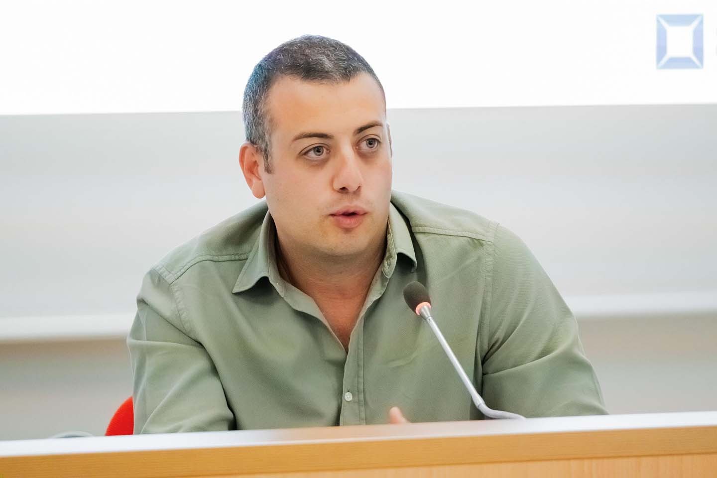 Emanuele Carelli, CEO di Minimals, fotografato in primo piano al tavolo dei relatori.