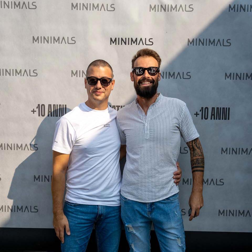 Scatto ricordo al photocall allestito per l'evento Minimals +10 Anni.
