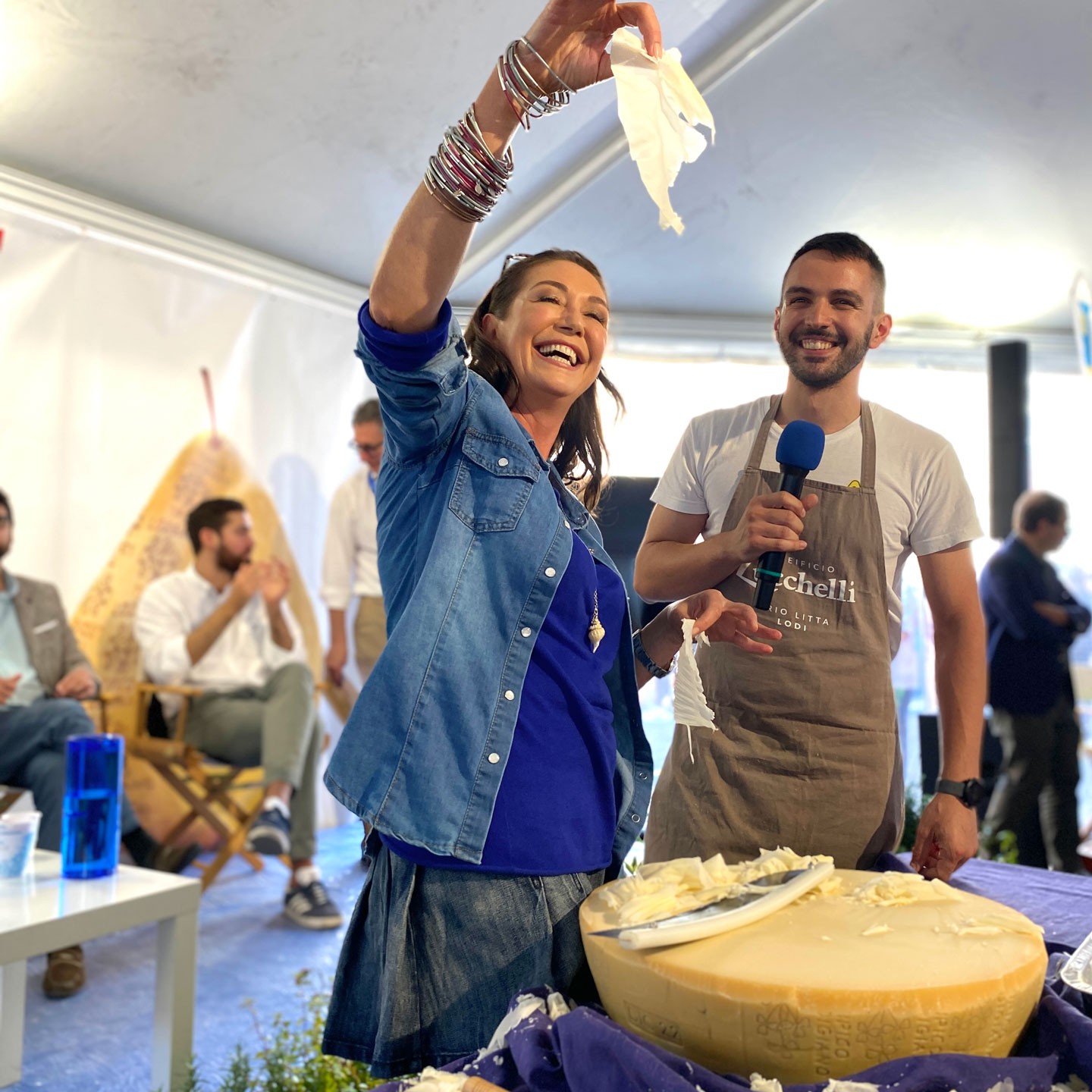 Dimostrazione del tradizionale taglio della Raspadura lodigiana durante l'11^ edizione de Le Forme del Gusto