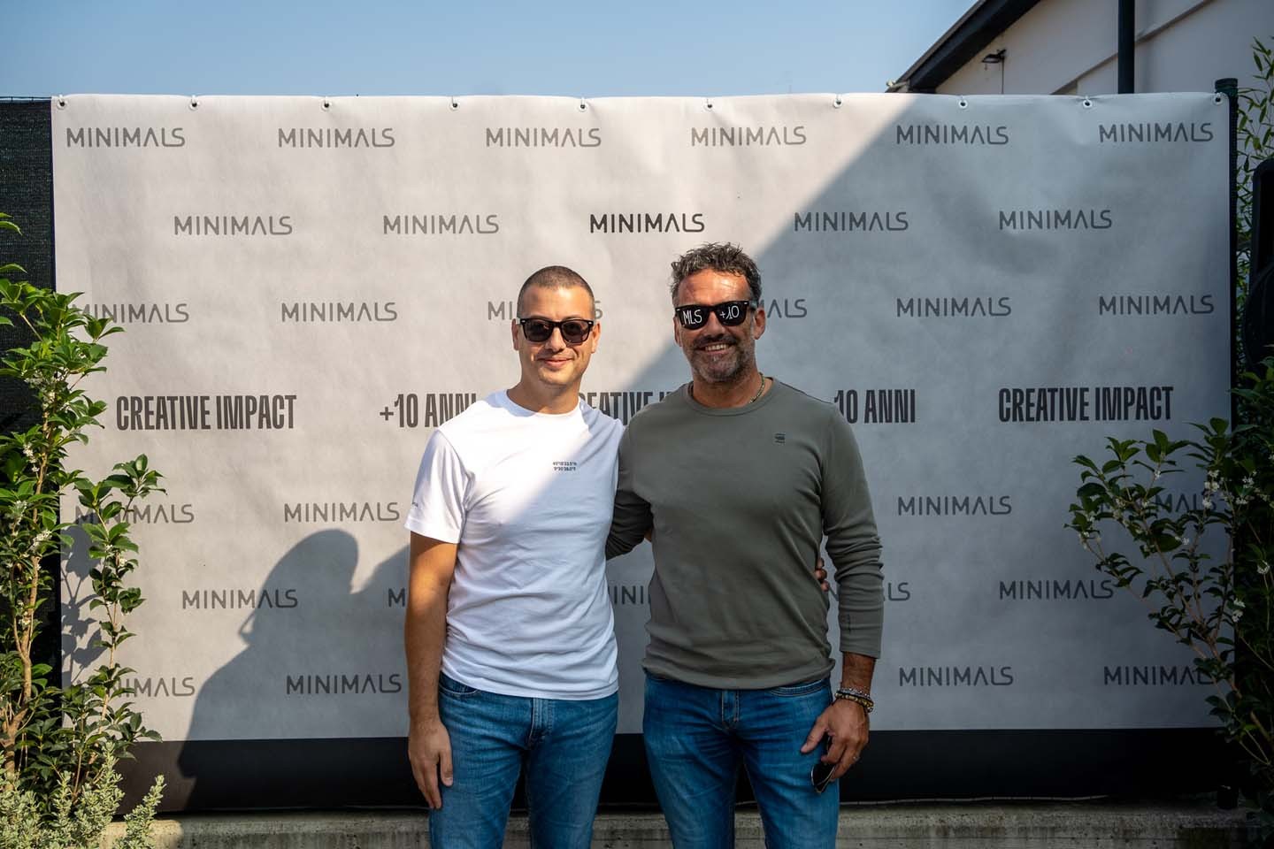 scatto ricordo di Emanuele Carelli e un'ospite durante l'evento dei 10 anni di Minimals