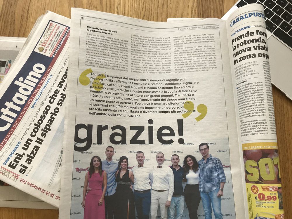 Giornale che parla dei traguardi di Minimals