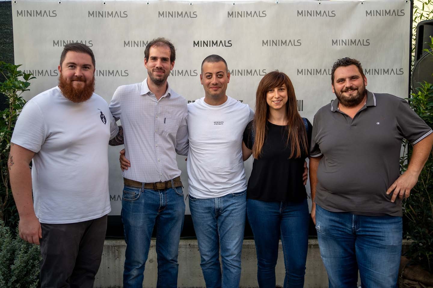 Foto di gruppo con Emanuele Carelli e ospiti dell'evento +10 anni di MInimals