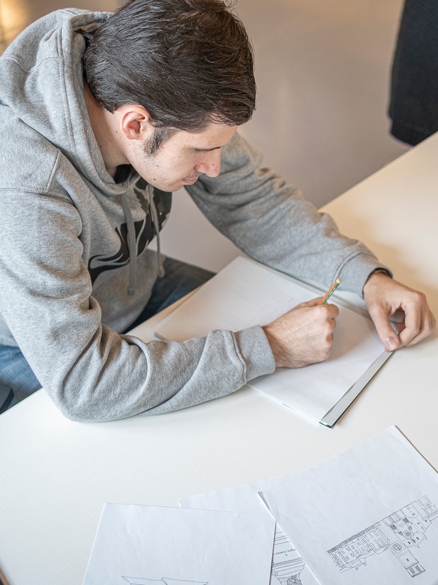 Filippo Berganton al lavoro sulle illustrazioni del Calendario Minimals 2025."