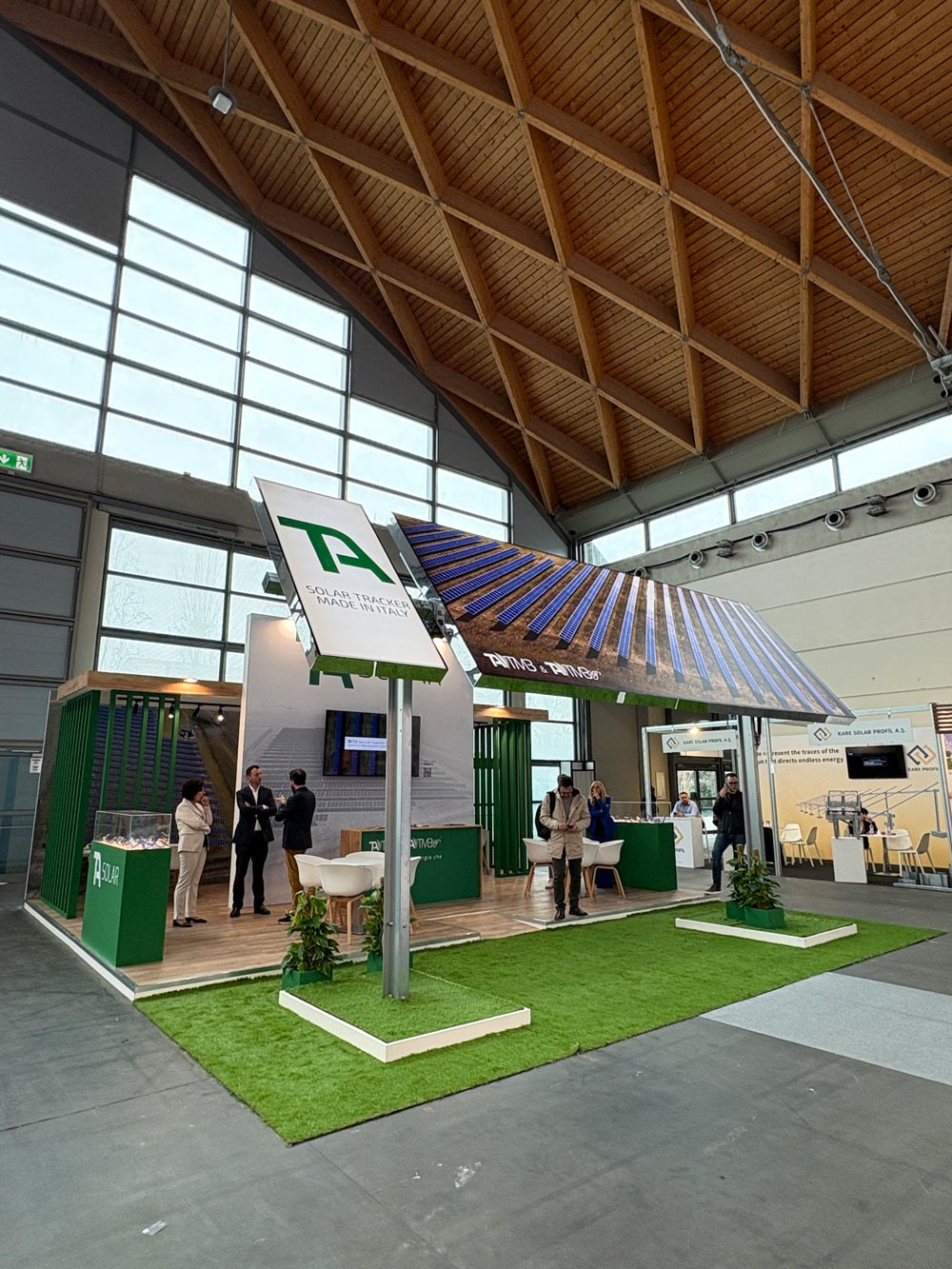 Panoramica dello stand fieristico TA Solar, con design a cura di Minimals, alla fiera KEY Energy.