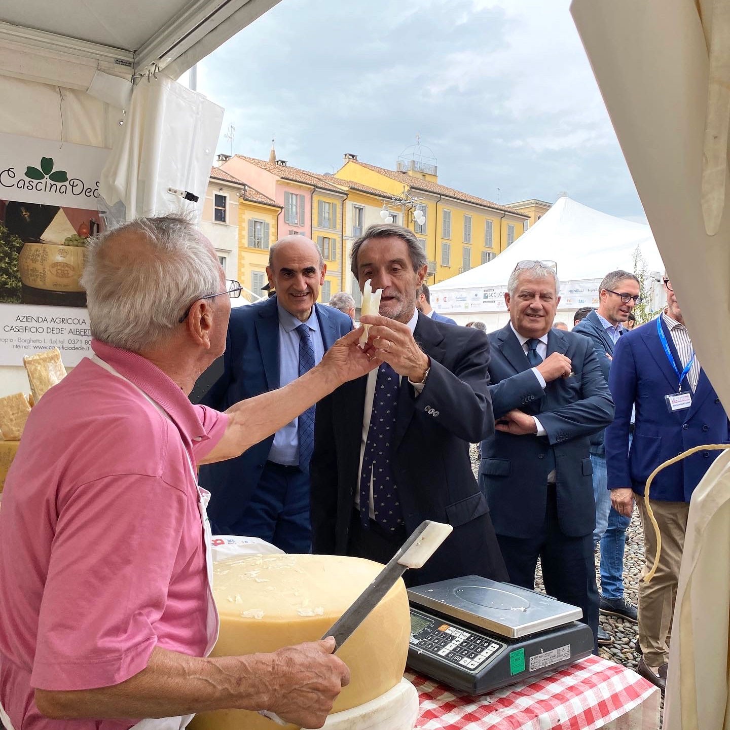 degustarione della tradizionale Raspadura lodigiana durante la visita agli stand dell'11^ edizione de Le Forme del Gusto