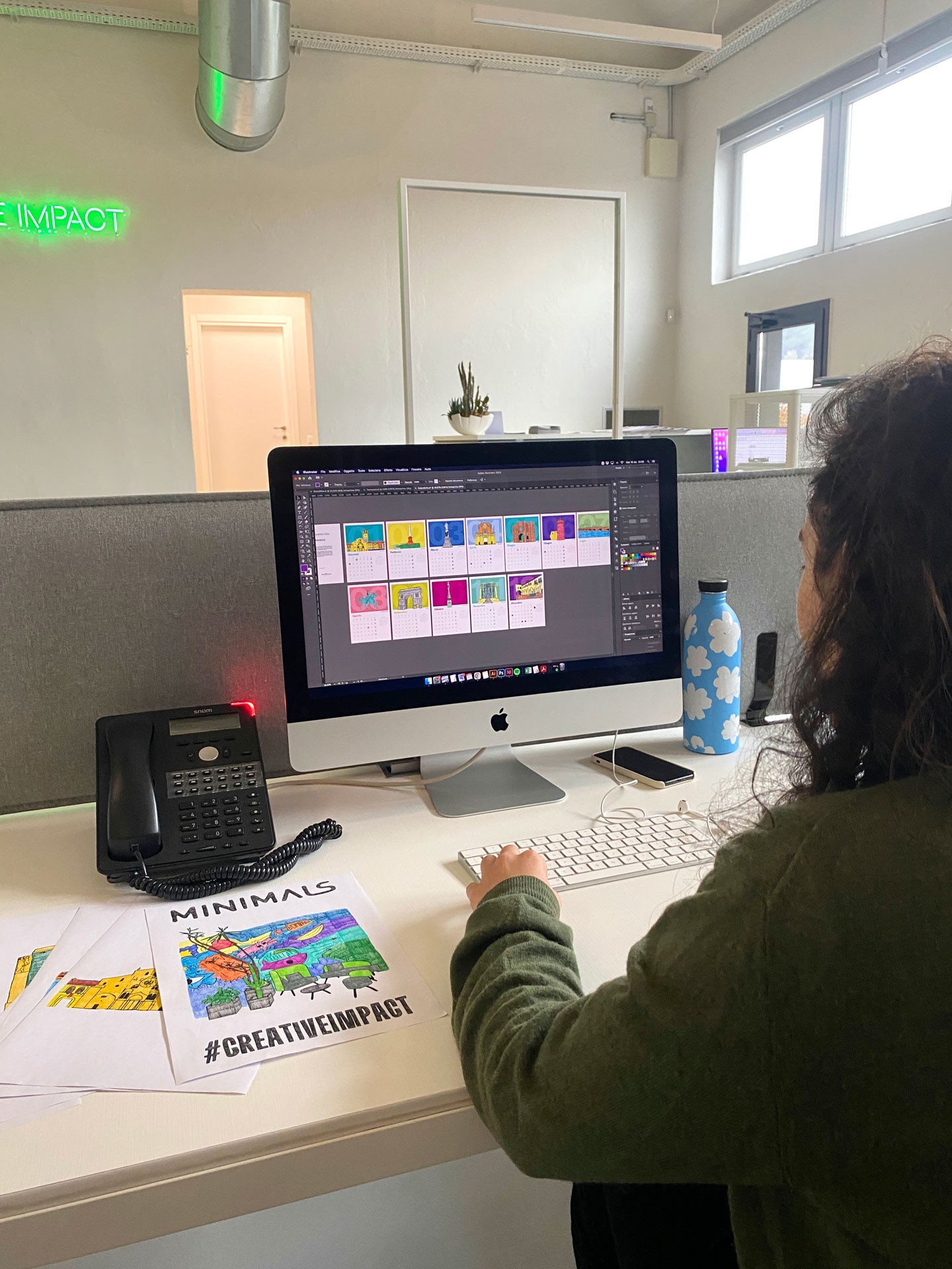 Il team Minimals al lavoro sul layout del Calendario aziendale 2025.