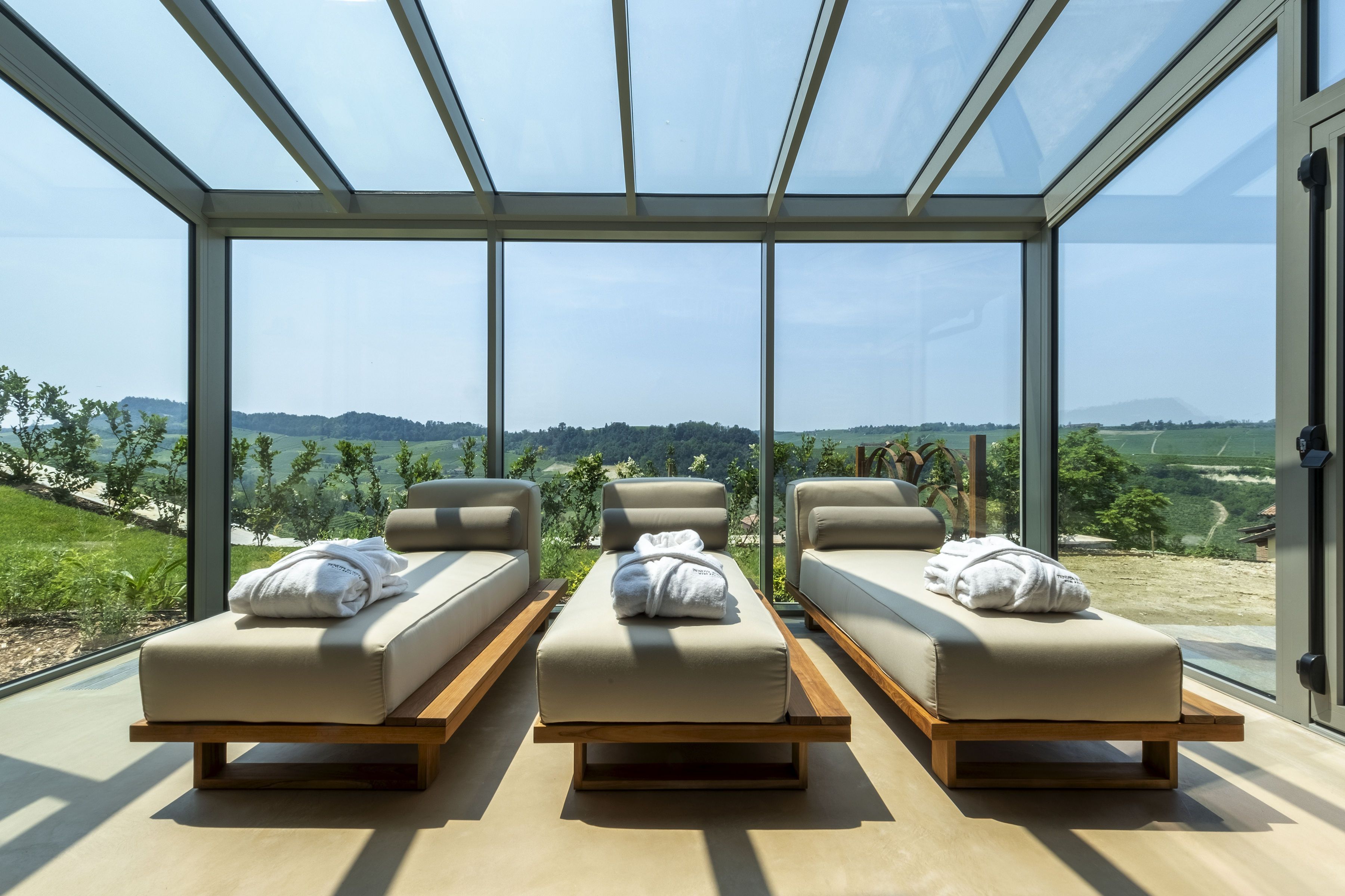 På Tenuta Bussia Wine & Relais Spa kan du nyde en SPA-oplevelse med udsigt over Langhes vinmarker.