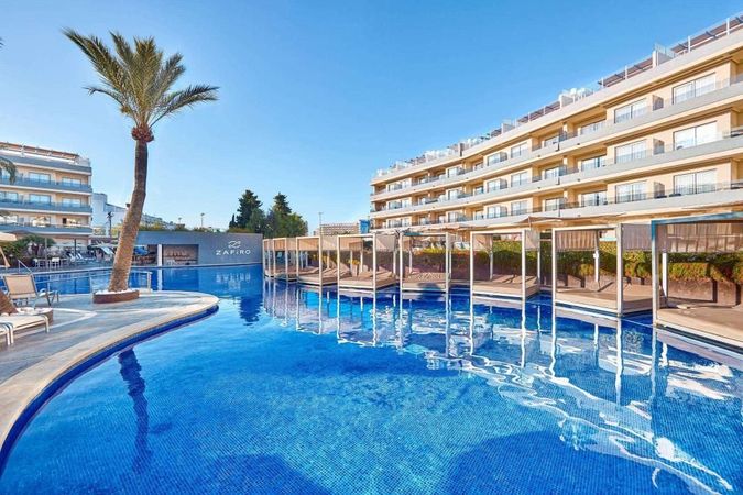 Zafiro Palmanova er et med basseng i Palma Nova