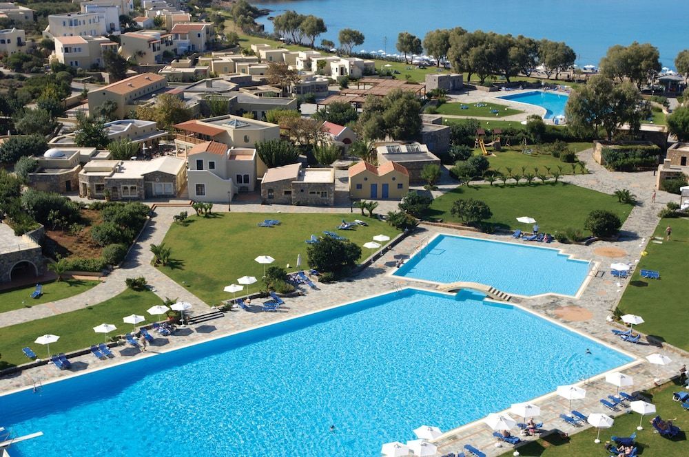 På Kalimera Kriti Hotel & Village Resort har du adgang til store pools og bor ud til havet på det nordlige Kreta.