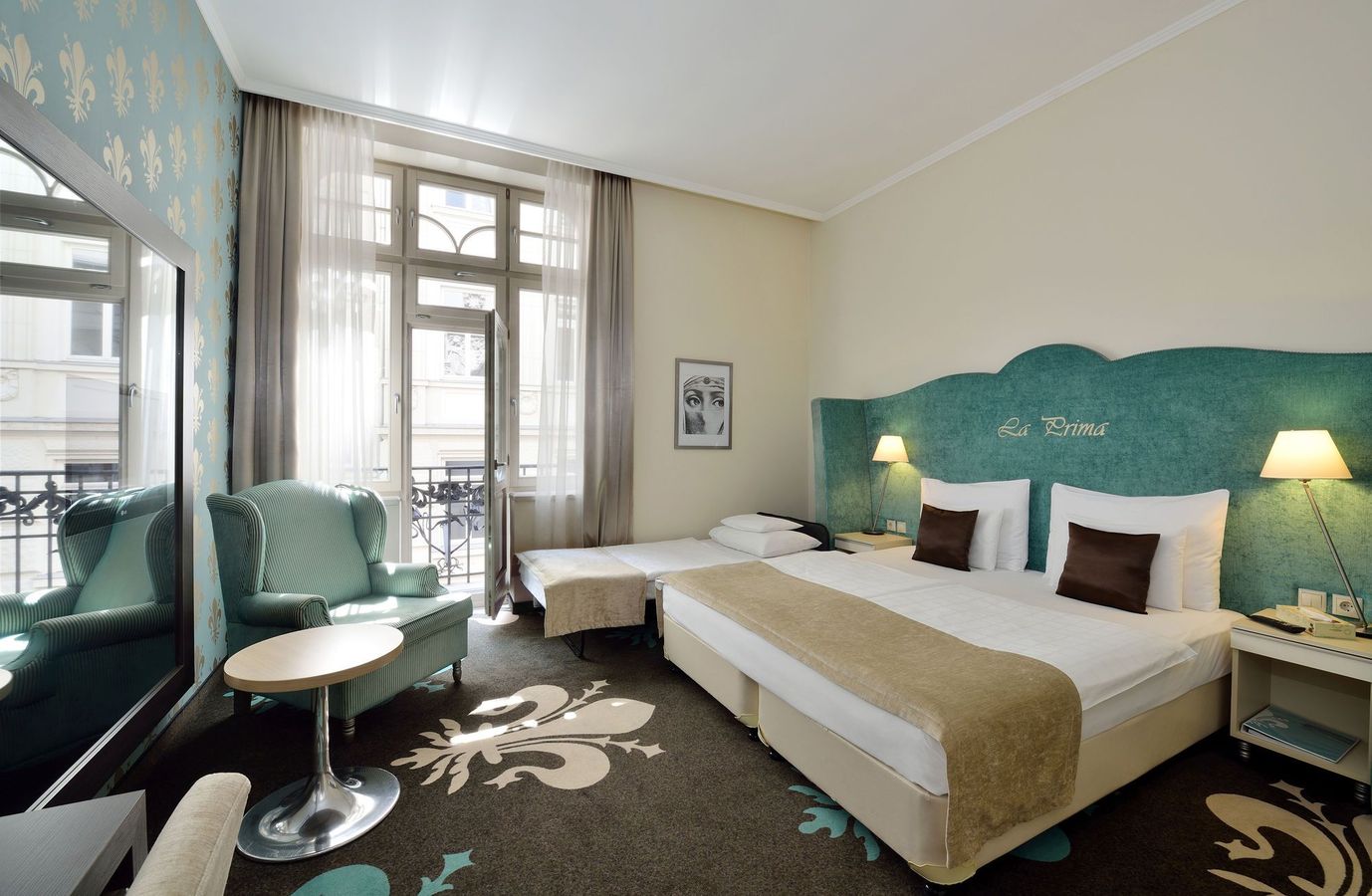 La Prima Fashion Hotel Budapest ligger centralt i Budapest og tilbyder moderne værelser og en elegant bar.