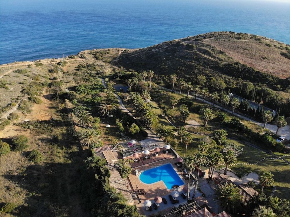 Njut av härliga omgivningar på Quinta do Mar - Country & Sea Village som ligger vid havet utanför Praia da Luz i Algarve, Portugal.