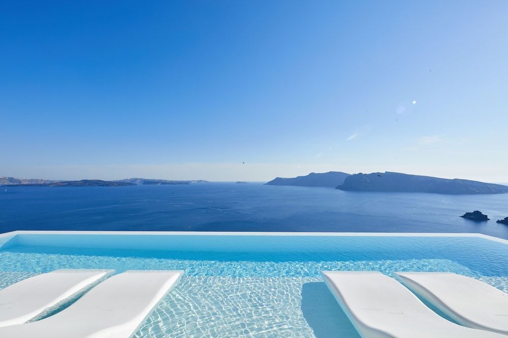 Canaves Oia Suites erbjuder lyxiga sviter med utsikt över havet utanför Oia på Santorini
