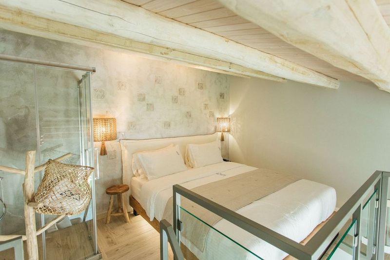 Blue Carpet Luxury Suites - Image 4