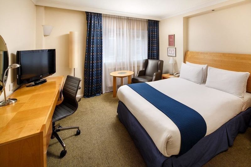 Holiday Inn Regents Park - Image 5