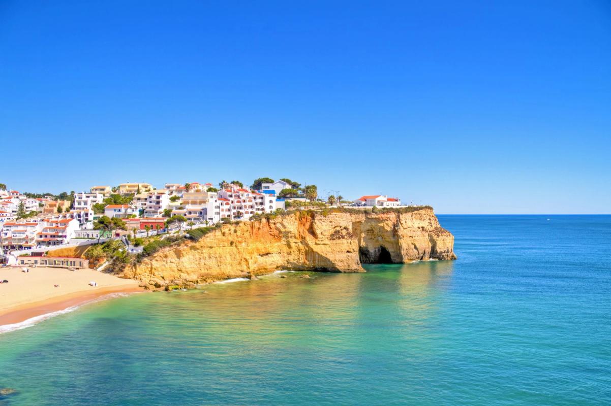 Idylliske Carvoeiro ligger højt oppe på en klippe ved Algarvekysten i Portugal.