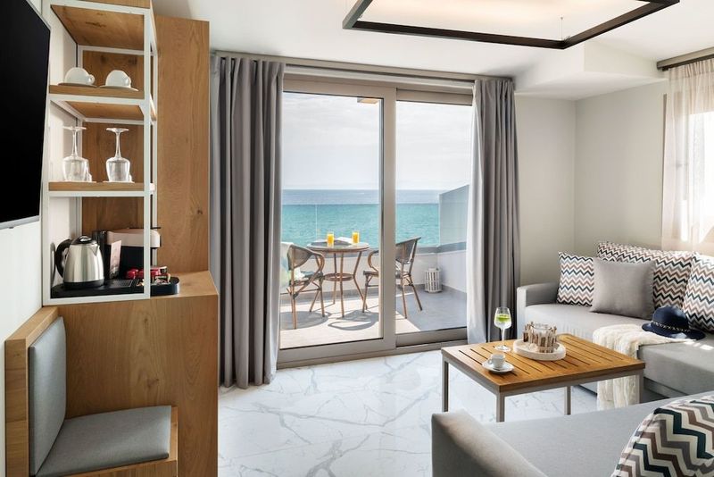 Sea Level Hotel - Image 2