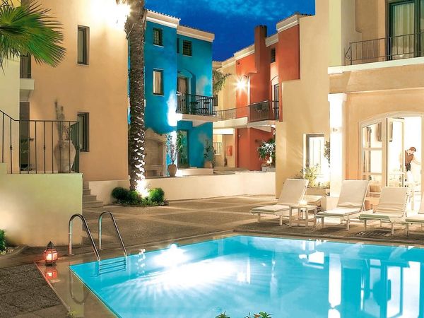 pool område på Grecotel Plaza Spa Apartments