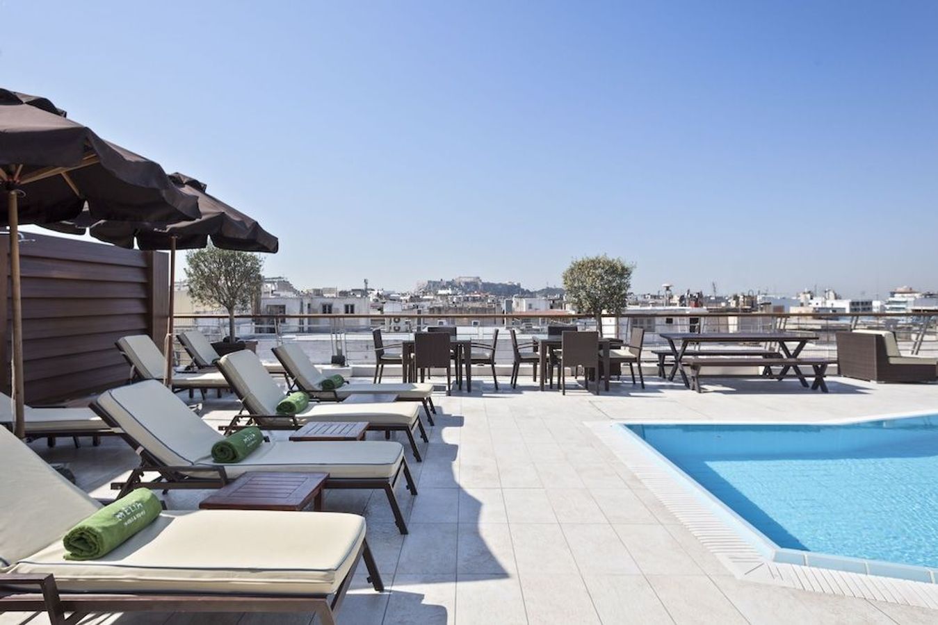 Bo på hotell med pool och utsikt mot Akropolis i Aten