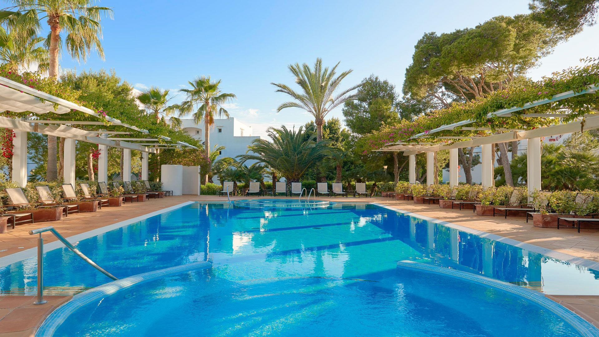 pool omraade paa Melia Cala d'Or Boutique hotel