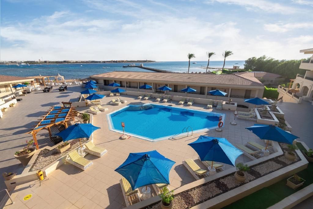 Cleopatra Luxury Beach Resort Makadi Bay - Adults Only ligger ved havet i Makadi Bay og byder gæster over 18 år velkommen.