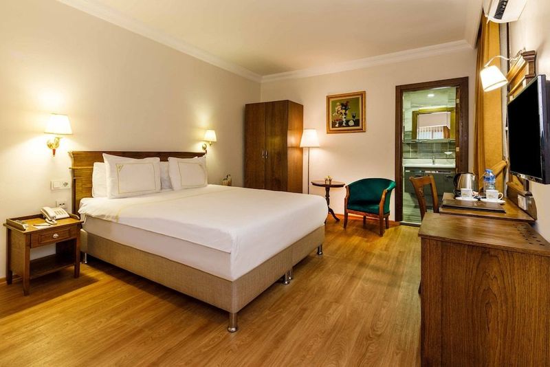 Golden Crown Hotel - Image 3