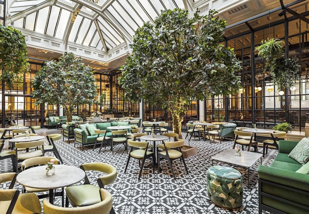 Indendørs restaurant med have på hotel i Manchester