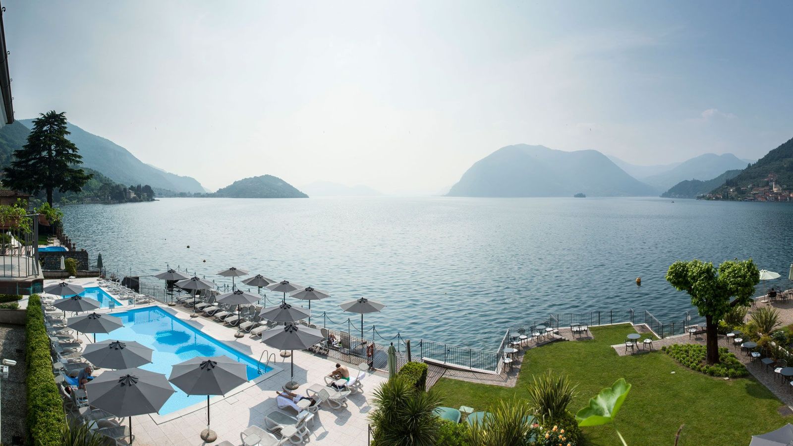 pool omraade og have paa Hotel Rivalago
