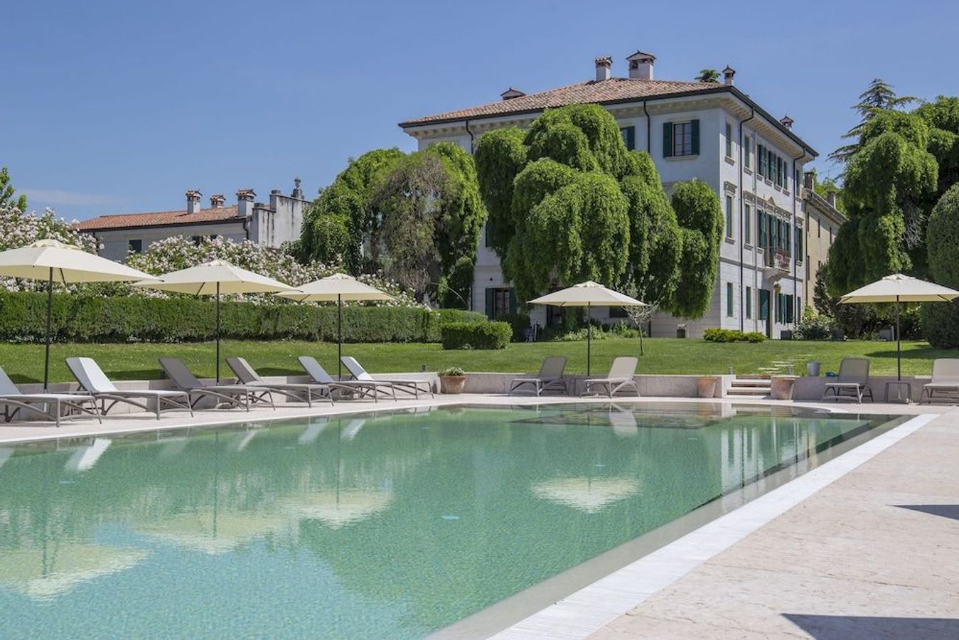 Villa Nichesola B&B ligger øst for Verona i det nordlige Italien og tilbyder en dejlig have med pool.