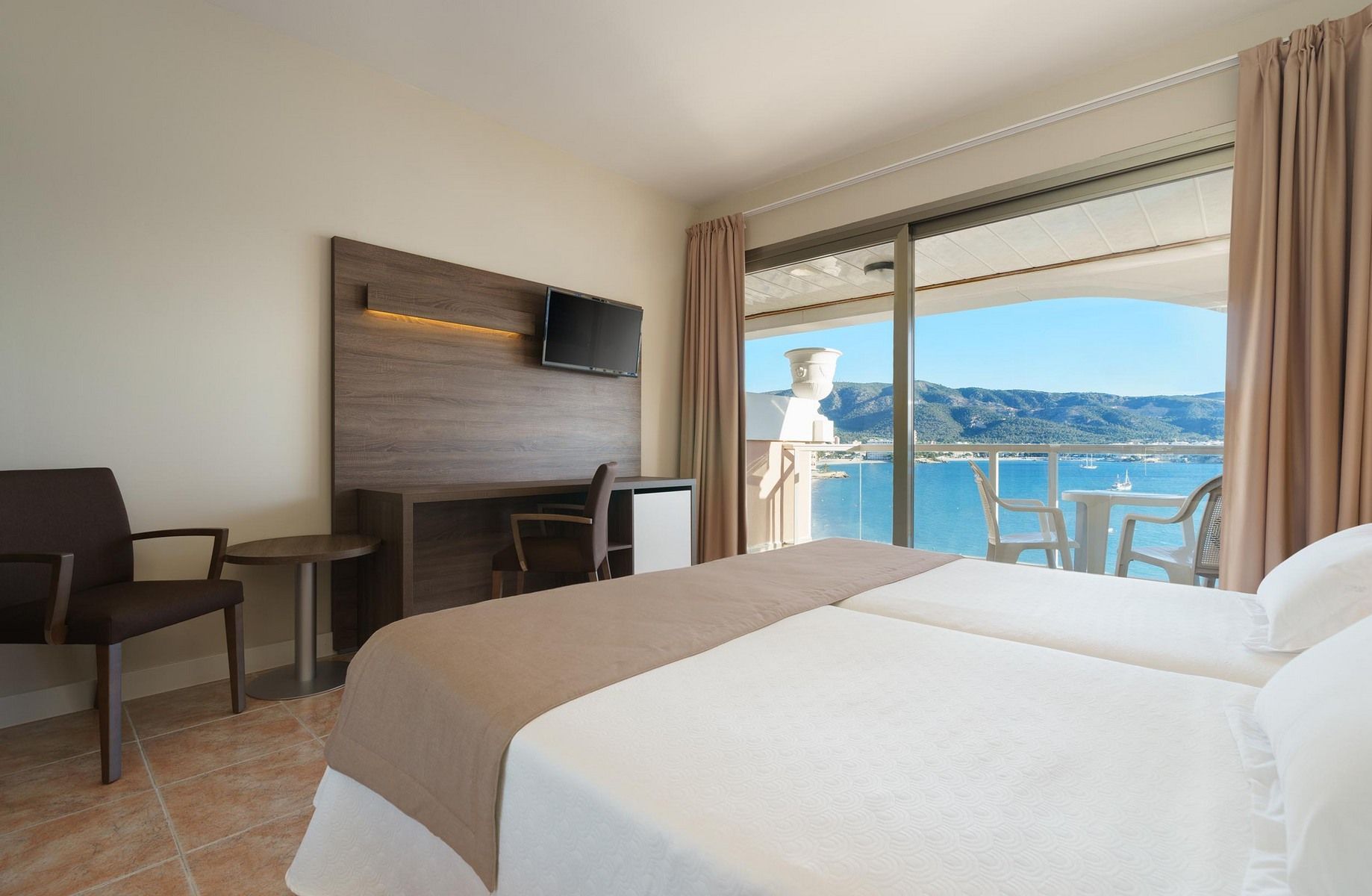 Hotel Comodoro Playa Seramar - Image 2